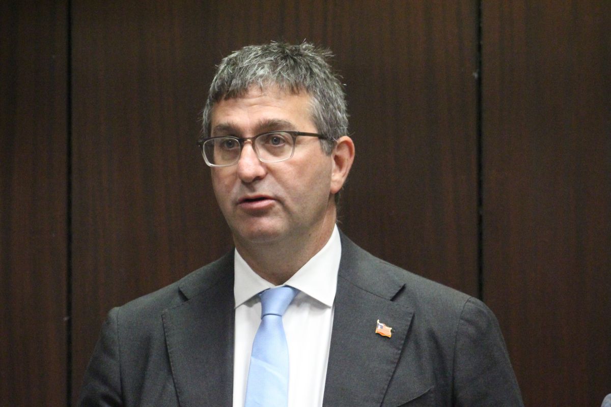 Meyer signs executive order to cut red tape on professional licensing